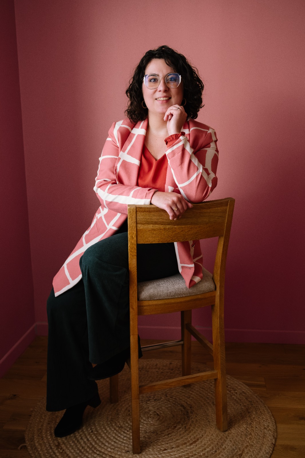 Anaïs assise, fondatrice de Sïana